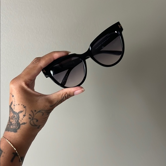 Tom Ford Sunglasses **FREE w/ orders over $700** - Picture 14 of 17